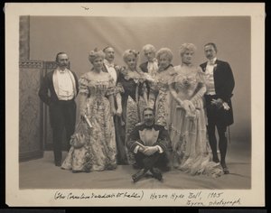 Retrato de cinco hombres (incluyendo a Coleman Drayton, August Belmont y Frank Hoppin sentados en el suelo) y cuatro mujeres (incluyendo a la Sra. Stuyvesant Fish) en el Baile de James Hazen Hyde, Nueva York, 31 de enero de Byron Company